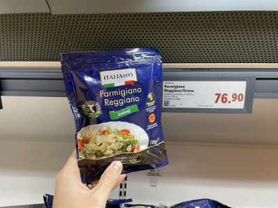 Sýr Parmigiano Reggiano v supermarketu
