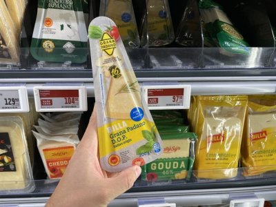 Sýr Parmigiano Reggiano v supermarketu