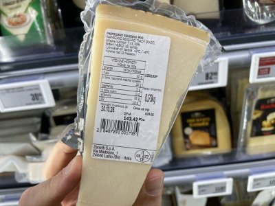 Etiketa na obalu sýru Parmigiano Reggiano