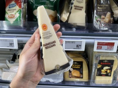 Sýr Parmigiano Reggiano v supermarketu