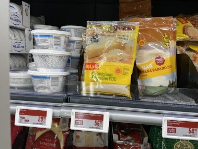 Sýr Parmigiano Reggiano v supermarketu