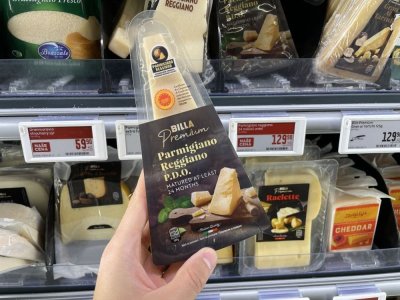 Sýr Parmigiano Reggiano v supermarketu