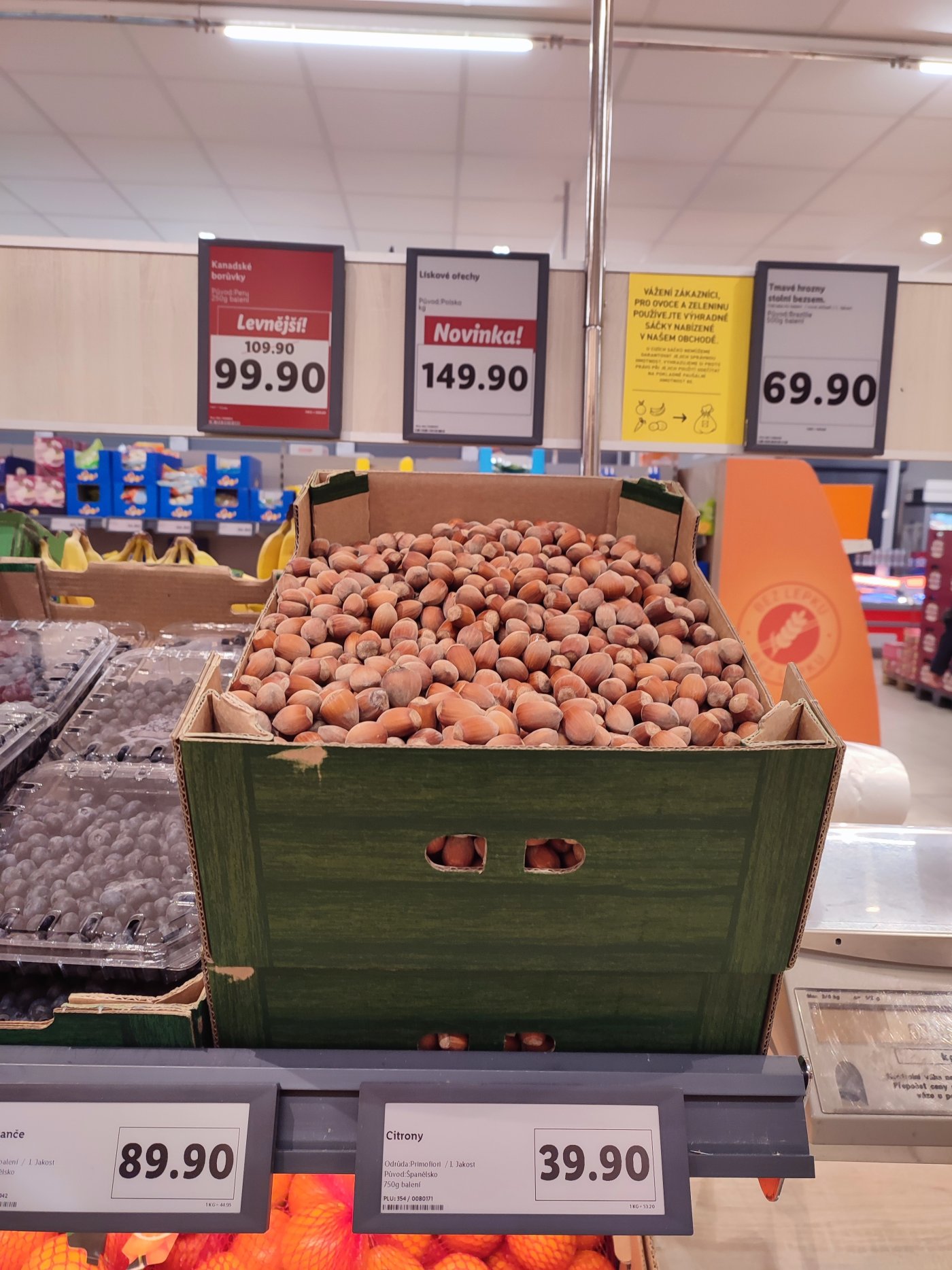 Lískové ořechy v obchodě