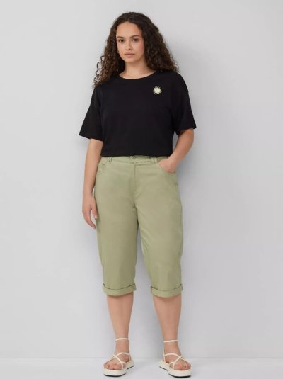 Modelka ve světle zelených capri kalhotách