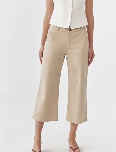 Modelka v béžových capri kalhotách