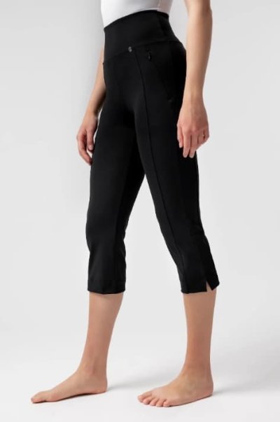 Modelka v černých capri kalhotách