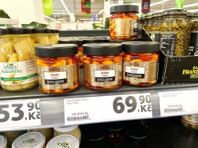 Nakládaný česnek v obchodě