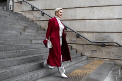 Žena v červeném kabátu