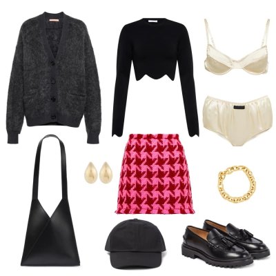 Módní outfit s černým topem a červeno-růžovou sukní