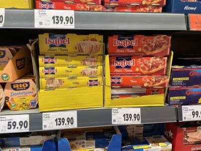 Tuňákové konzervy v supermarketu