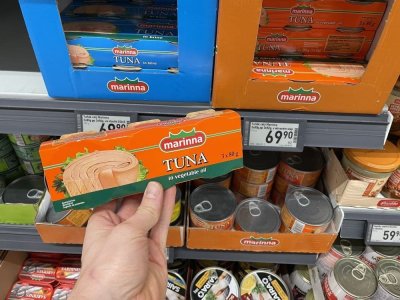 Tuňákové konzervy v supermarketu