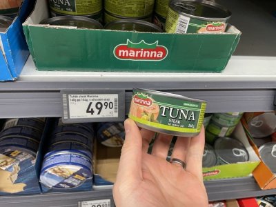 Tuňákové konzervy v supermarketu
