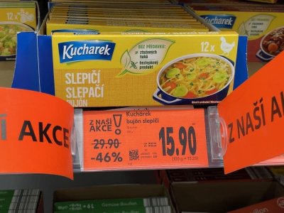 Kuřecí a slepičí bujóny v obchodě
