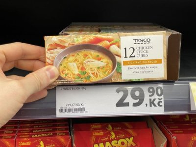 Kuřecí a slepičí bujóny v obchodě
