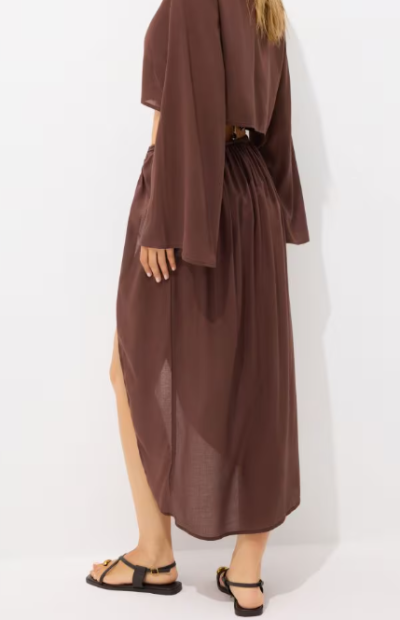 Žena v plážovém outfitu