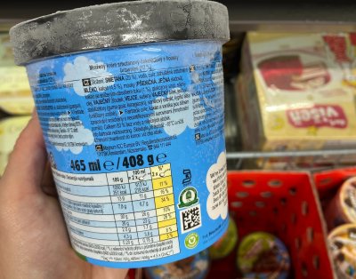 Zmrzlina v kelímku v supermarketu