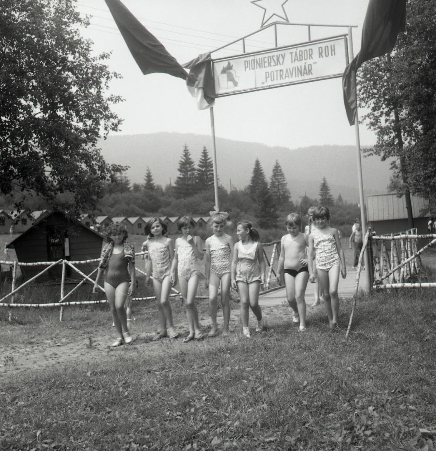 Černobílá fotografie dětí na pionýrském táboře