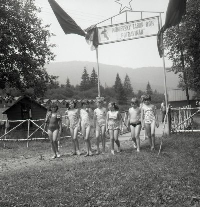 Černobílá fotografie dětí na pionýrském táboře