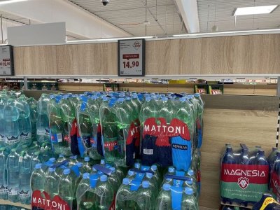 Balené minerální vody v supermarketu