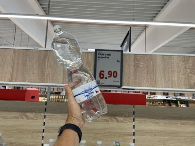 Balená minerální voda v supermarketu