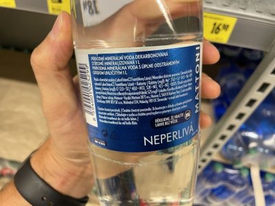 Etiketa na PET lahvi minerální vody