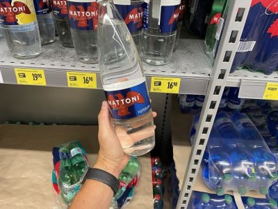 Balená minerální voda v supermarketu