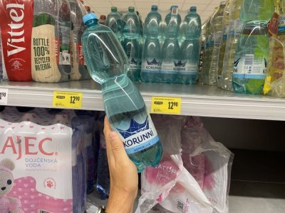 Balená minerální voda v supermarketu