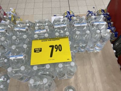 Balené minerální vody v supermarketu