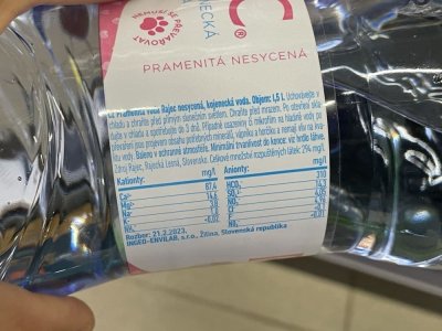 Etiketa na PET lahvi minerální vody