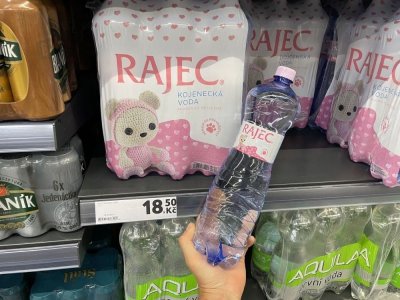 Kojenecká voda v supermarketu