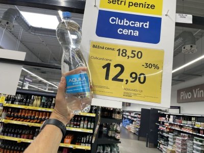 Balená minerální voda v supermarketu