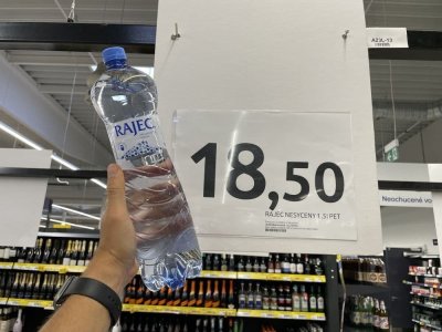 Balená minerální voda v supermarketu