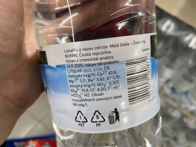 Etiketa na PET lahvi minerální vody