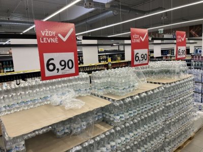 Balené minerální vody v supermarketu