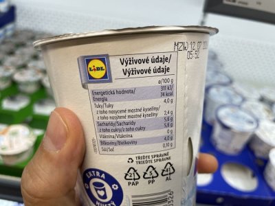 Etiketa na obalu bílého jogurtu