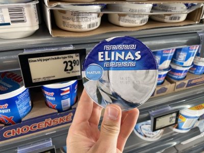Bílý jogurt v supermarketu
