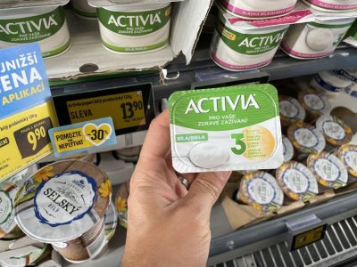 Bílý jogurt v supermarketu