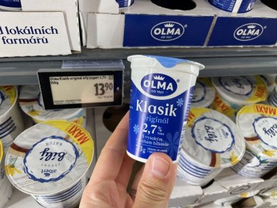 Bílý jogurt v supermarketu