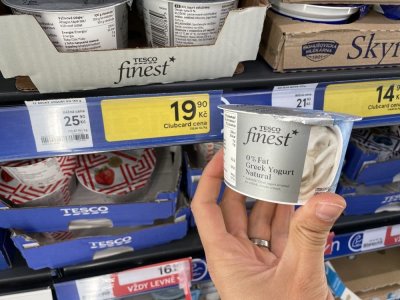 Řecký jogurt v supermarketu