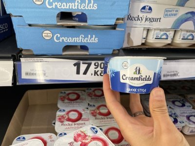 Bílý jogurt v supermarketu