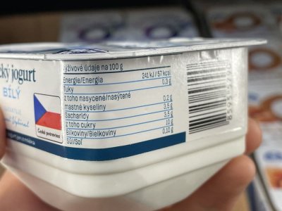 Etiketa na obalu řeckého jogurtu