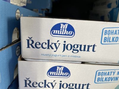 Řecký jogurt v supermarketu