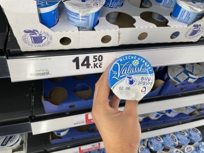 Bílý jogurt v supermarketu