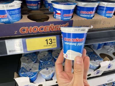 Bílý jogurt v supermarketu