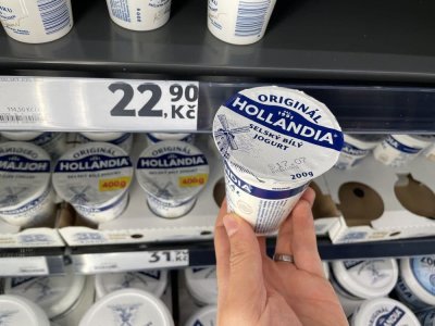 Bílý jogurt v supermarketu