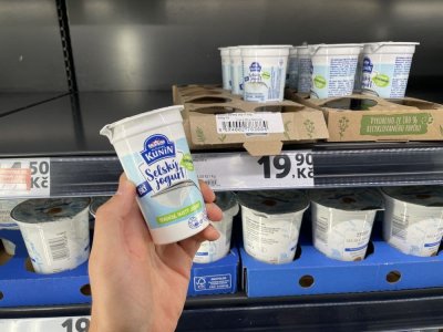 Bílý jogurt v supermarketu