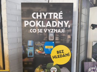 Banner před prodejnou