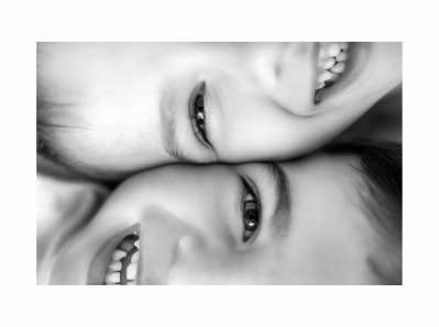 Černobílá fotografie dvou smějících se dětí