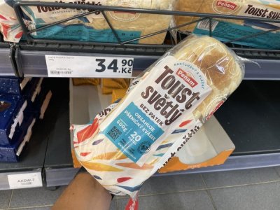 Balení toustového chleba v rukou