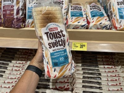 Balení toustového chleba v rukou